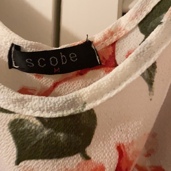 Short Flowery Romper. So cute! Sz M - Picture 2 of 4